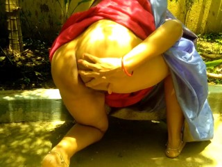 Bhabhi Fingering Pussy and Squirting on Yard in House भाभी ने चूत में ऊँगली डालकर पानी निकाला