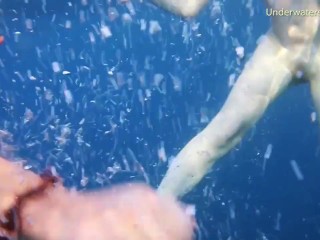 2 Scorching Women bare within the sea swimming