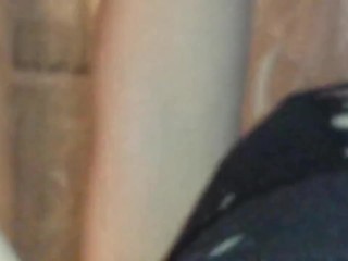 Schätzchen mit dickem Arsch masturbiert mit brünetter Muschi