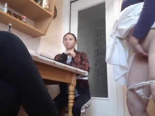 У нашей третьей девушки начала течь киска и она кончила на кухне под наши грязные разговоры