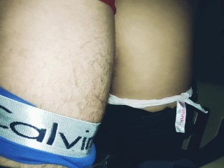 A escondidas de mi suegra me follo a su dulce hija y me vengo en sus nalgas; ¡por poco y nos atrapa!