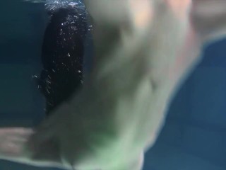 Lesbians and solo ladies make out underwater