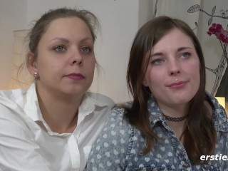 Süßes deutsches Mädel wird von Freundin schön gefingert