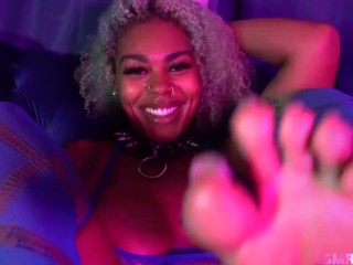 ASMR FEET WORSHIP BAD BITCH WHO IN TUNE WITH HER BODY IN NATURE WITH PRETTY ASS FEET