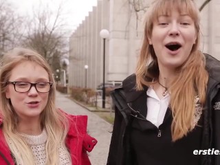 Ersties: Studentinnen mit Röcken haben Spaß im Seminarraum