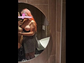 Exhib lesbien : deux lesbiennes beginner alt s’exhibent aux toilettes du mac do x REAGANFRENCHOFF