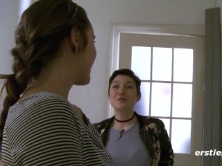 Ersties – Effie lädt Birgit ein, zum Kochen und Ficken vorbeizukommen