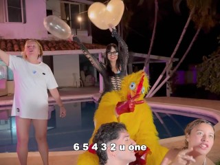 Frisby’s hen organizes struggle between ALIX VLOGS and LARA ROSS to peer who will fuck his fats cock