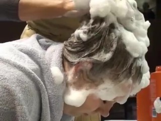 Testa bionda lavata in ahead da coiffeur