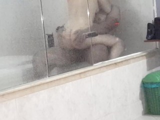 Veneca Latina blanca montando y dando ricos centones en l. a. bañera al moreno modelo porno – Andy Z 94